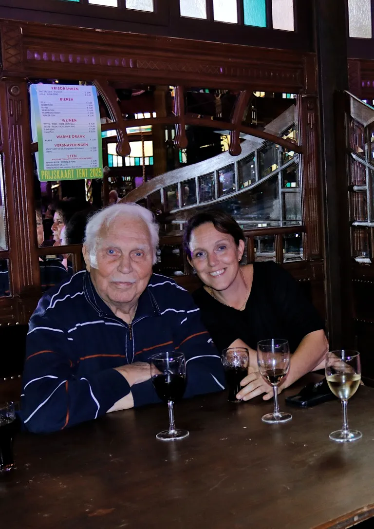 mensen aan het lachen naar de camera op de jaarmarkt van Rode
